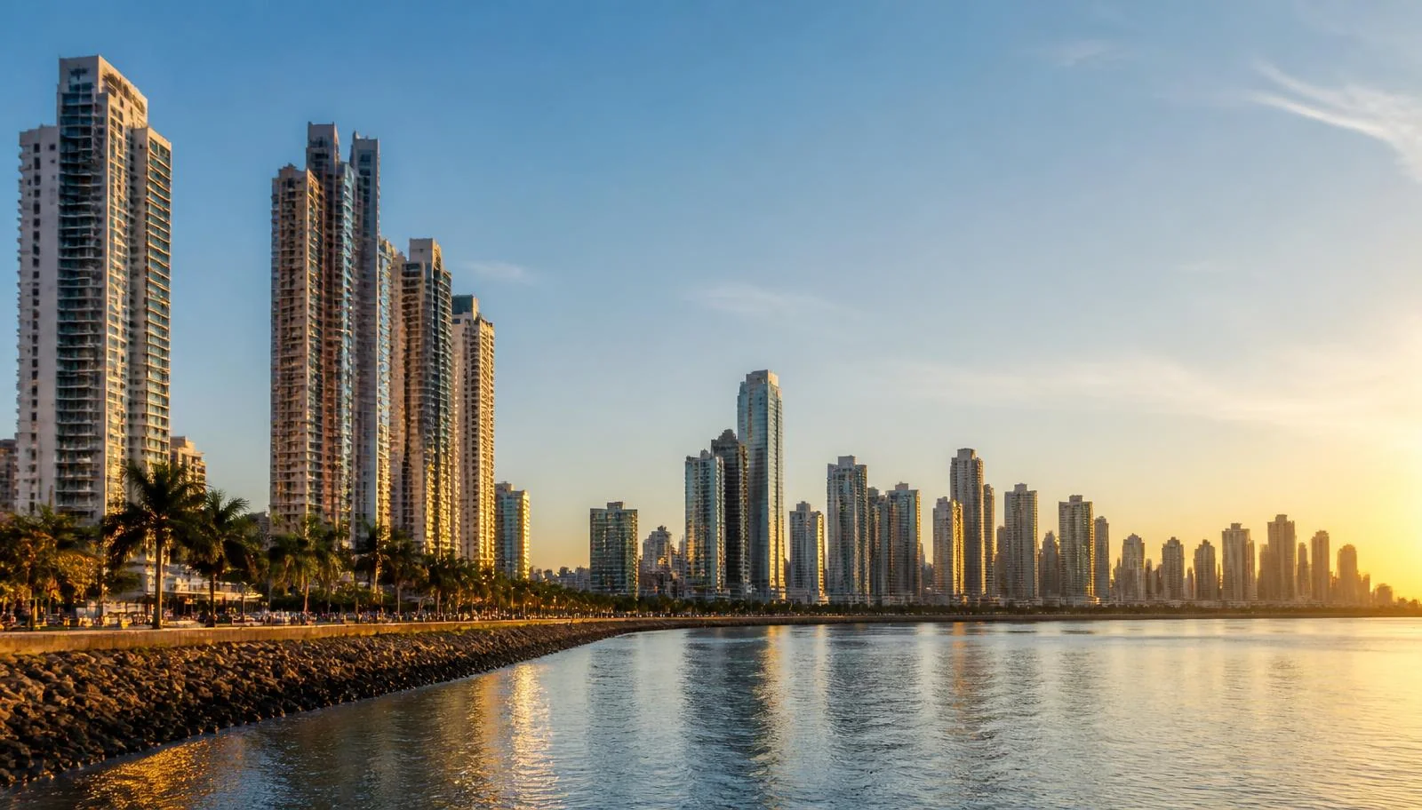 Skyline de Ciudad de Panamá con edificios modernos frente a la Cinta Costera