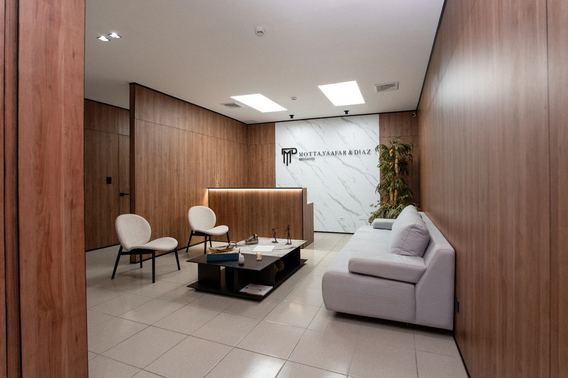 Recepción de las oficinas de Motta, Yaafar & Díaz en PH Plaza Guadalupe, Ciudad de Panamá
